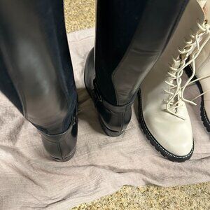 NEW/(WITH TAGS ON THE INSIDE) BLACK LEATHER BOOTS WITH A FLAT HEEL AND STRETCHY